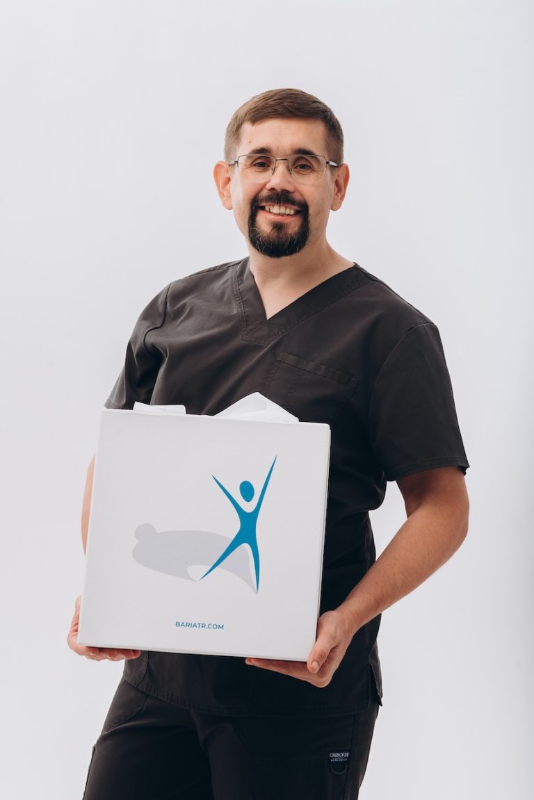 Баріатричний хірург Андріан Рейті з BariaBox